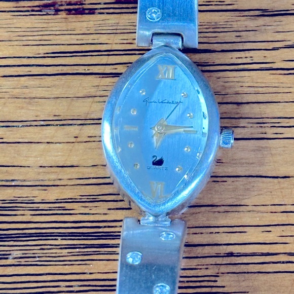 Vintage Gloria Vanderbilt Watch Women Signed Silver Tone Bracelet With Crystals - Picture 1 of 4